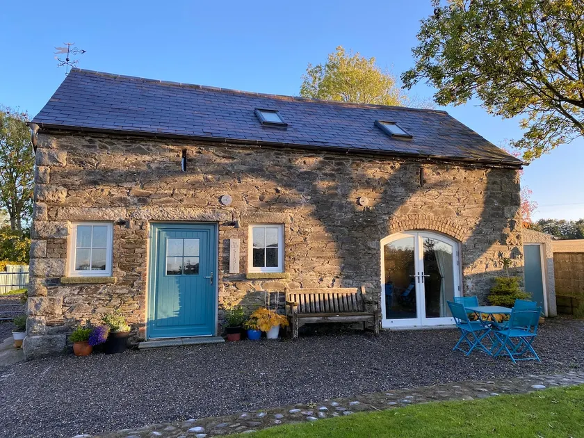 Beautifully Renovated & Cosy Stone Stable - Image 1