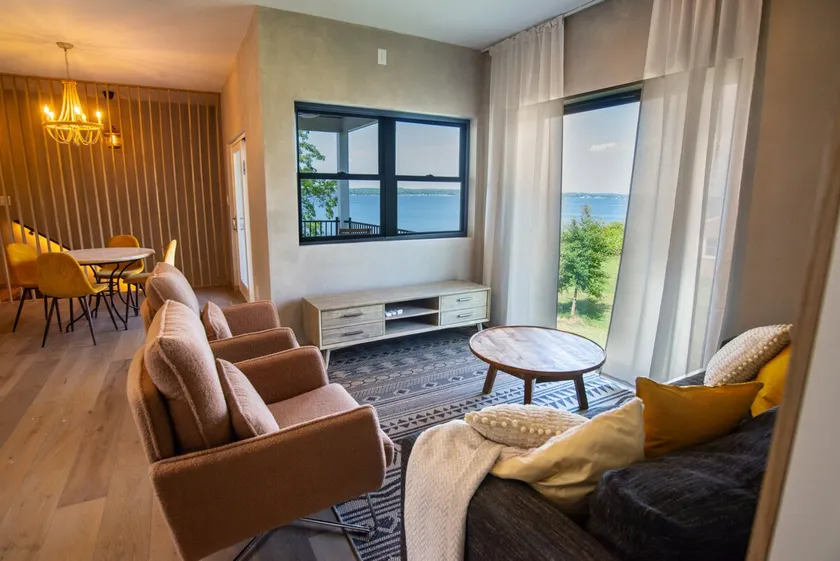 Stylish waterfront retreat, 1 hr to DC - Image 1