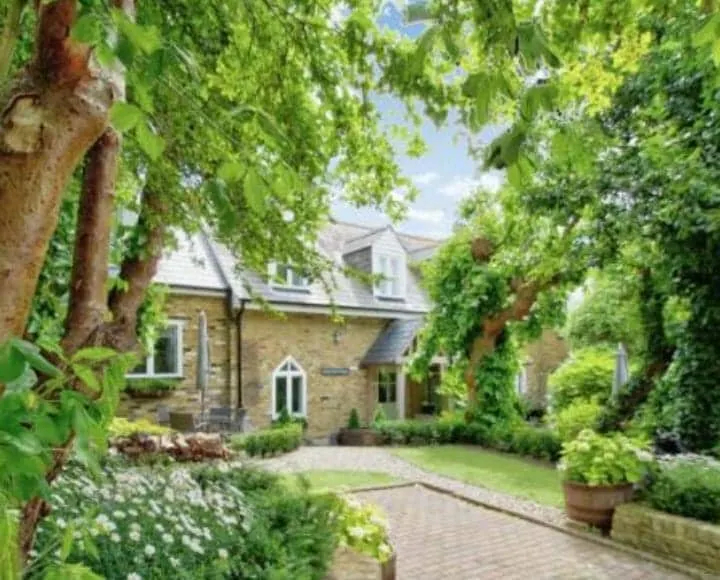 Holly Tree Cottage - A Hidden Gem in the Old Town - Image 1