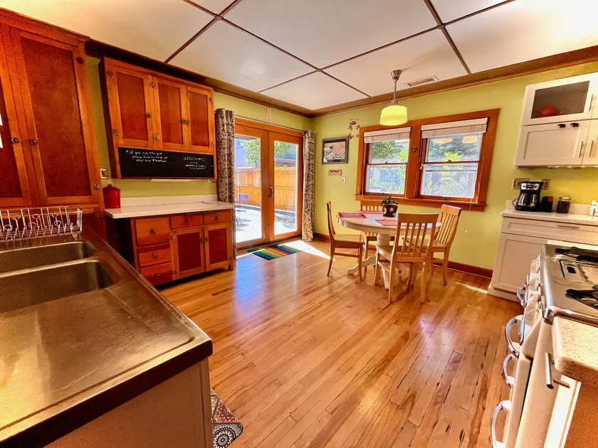 Joe's Downtown Bungalow - Image 1