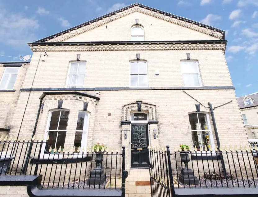 \"Birchfield\" - close to city centre, 4-bed ensuite - Image 1