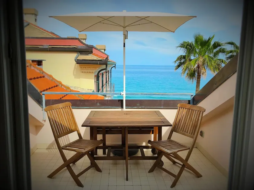 Sea view accommodation in Laigueglia - Image 1