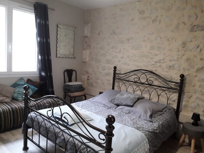 Luminoso y nuevo apartamento de dos dormitorios en planta baja con jardín privado. - Image 1