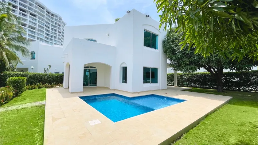 Ideal cabin with its own pool and access to the sea - Image 1