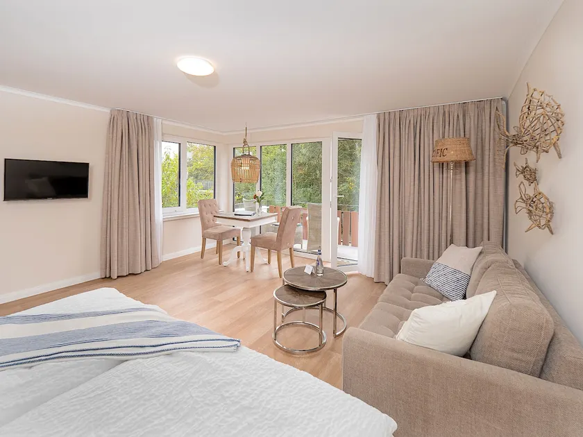 10* Large studio balcony - central and close to the beach - Image 1