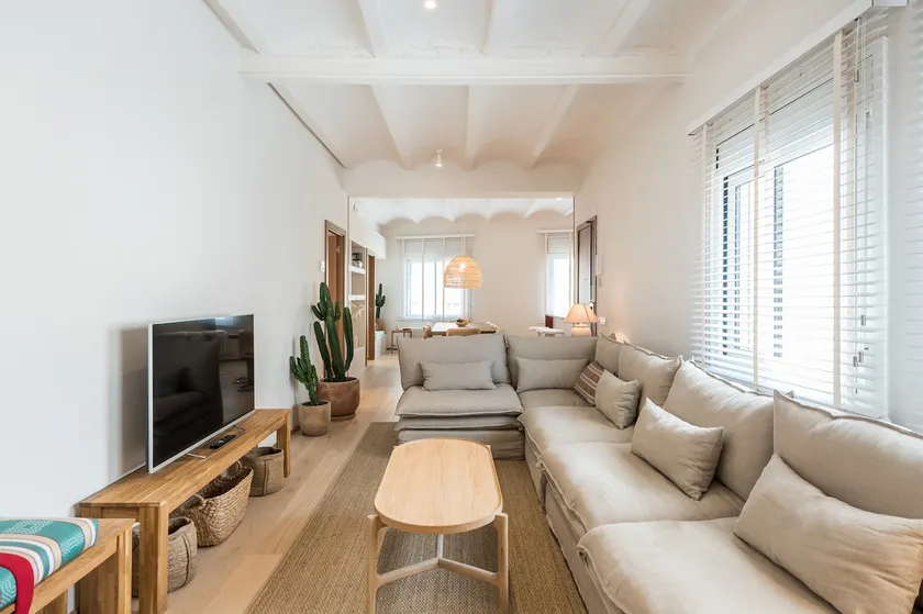 Mediterranean Retreat with 4-Bedroom, 3-Bath Apartment in Barcelona - Image 1