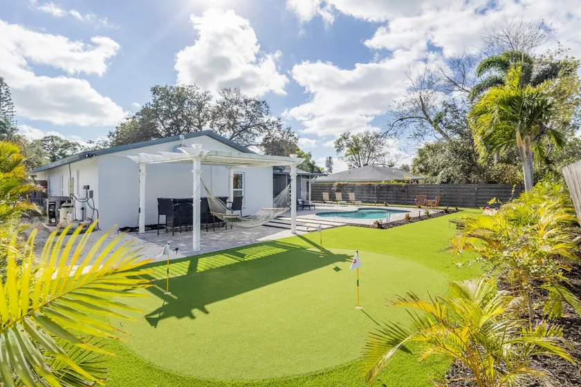 Heated saltwater pool home - turf putting green - Image 1
