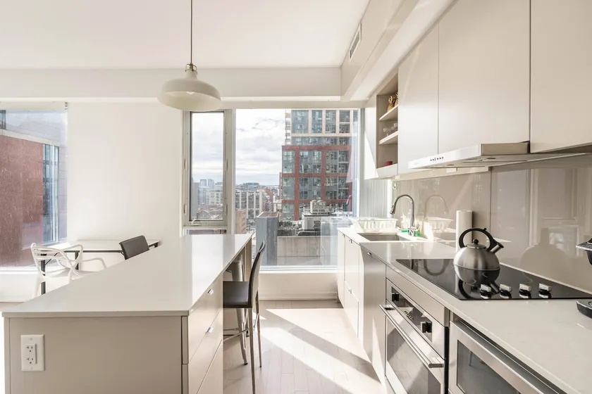 Luxury and Spacious 1BR + Den - Financial District - Image 1