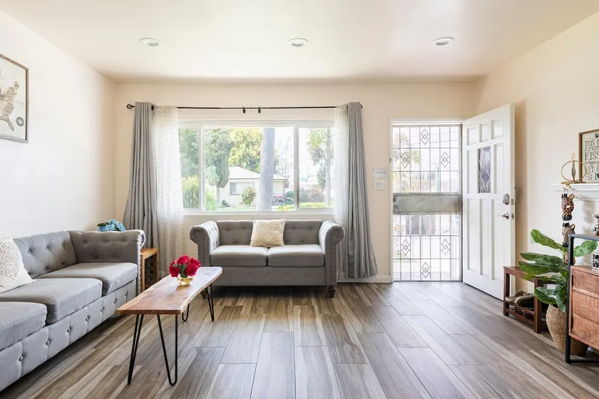 Newly Renovated Los Angeles Front House W/parking - Image 1