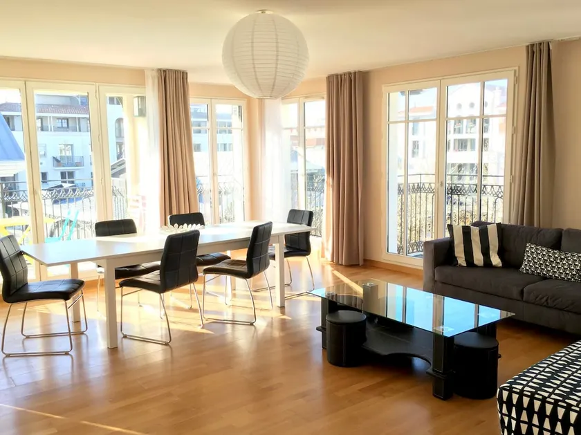 Luxury apartment with parking - Image 1