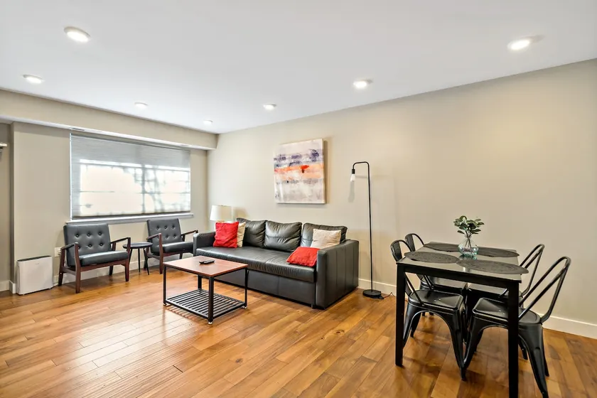Modern 2 bedrooms Free Gated Parking in CenterCity - Image 1