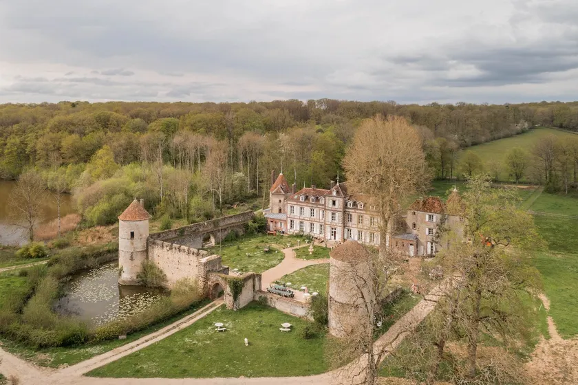 Castle and its Park in Manou - Image 1