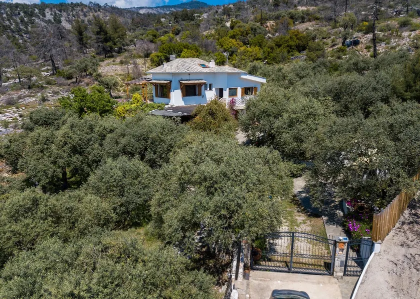 Villa 140m² 3 beds 3 bathrooms living room 3 verandas pergola - Image 1