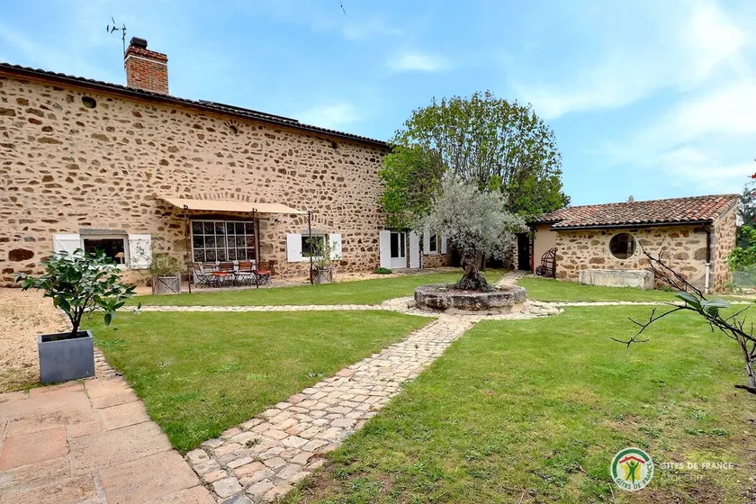 Le Clos De Lapras - Image 1