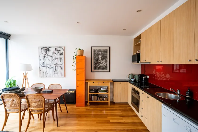 Two bedroom light filled boutique apartment - Image 1