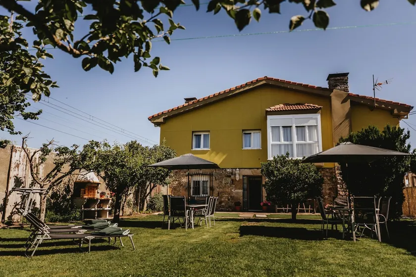Ideal house for family or friends in Campoo, next to Reinosa. - Image 1