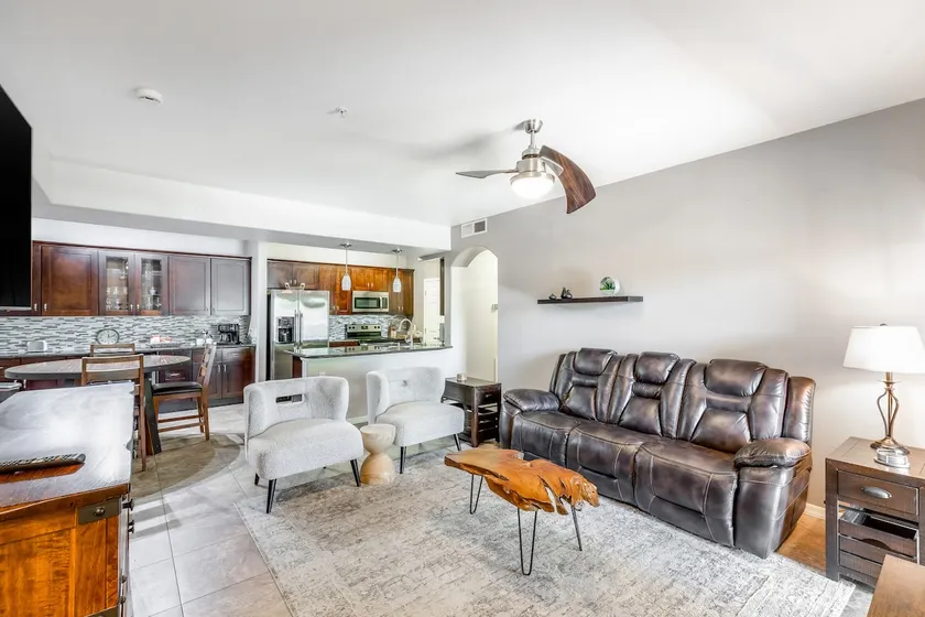 The Coyote Den - 1st Floor, King Suite, 2 pools - Image 1
