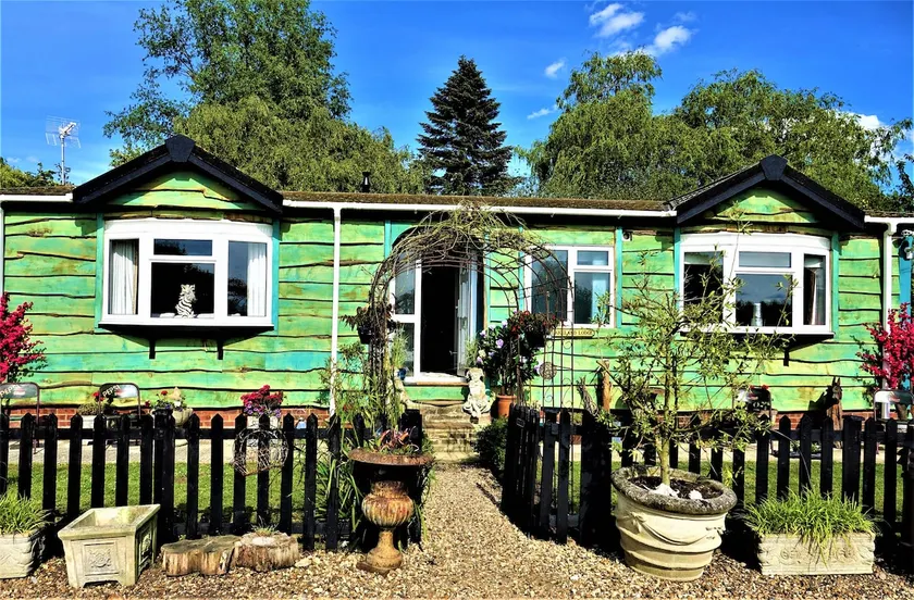 Lakeland Lodge with private Hot Tub and fishing - Image 1