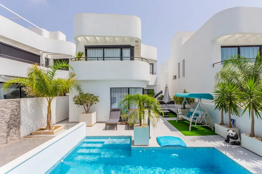 STYLISH VILLA 2018,POOL,3B.R.WIFI,NETFLIX - Image 1