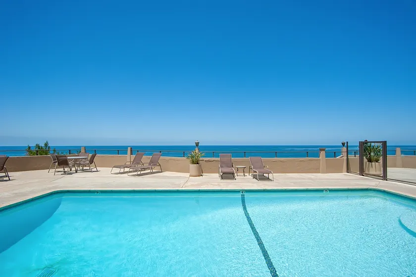 3Bd in Oceanfront Community With Pool & Spa - Image 1