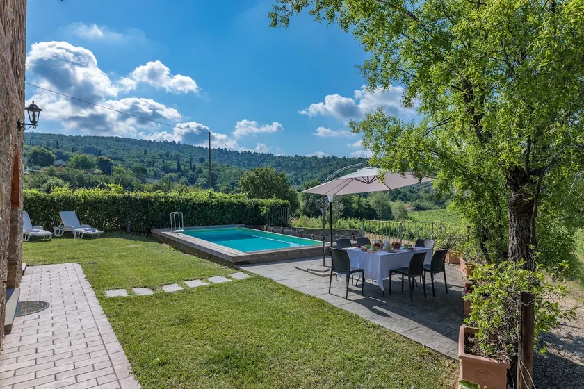 Relax in the Tuscan vineyards with a private pool - Image 1