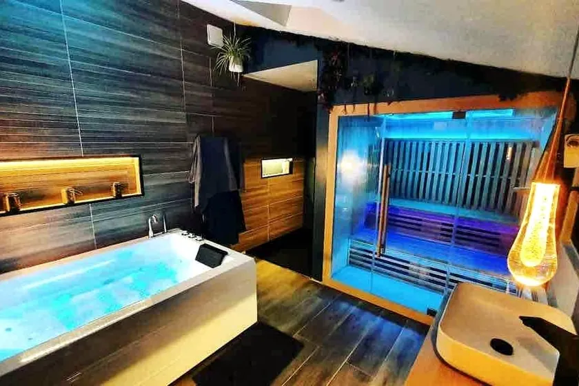 Jacuzzi, sauna, terrace and private parking **** - Image 1
