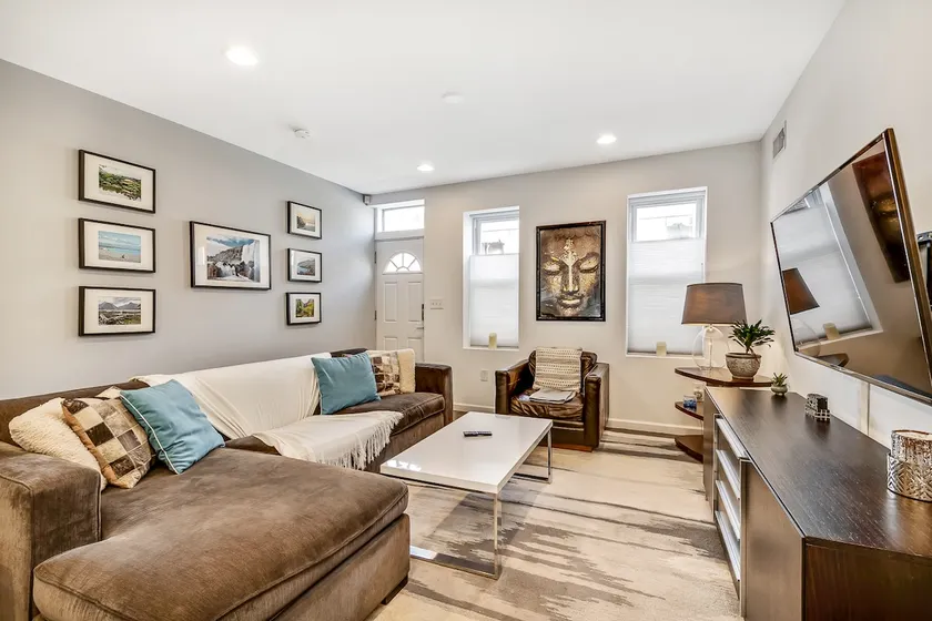 City Garden Home: Modern Appointed 2Bed w/ Office - Image 1
