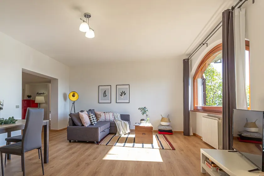 Spacious Apartment with Garden & Air Conditioning - Image 1