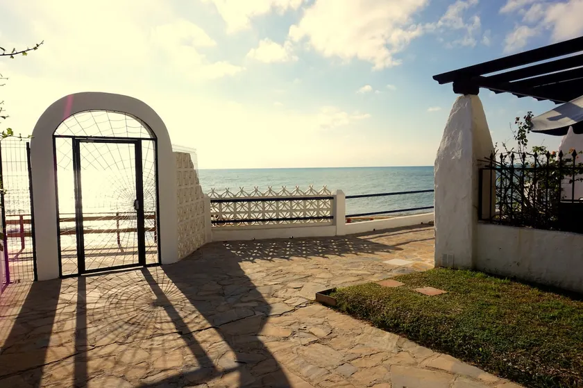 Mediterranean beachfront apartment - Image 1