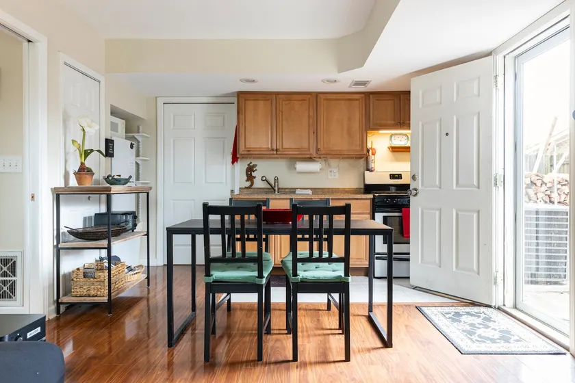Garage Guesthouse - Image 1