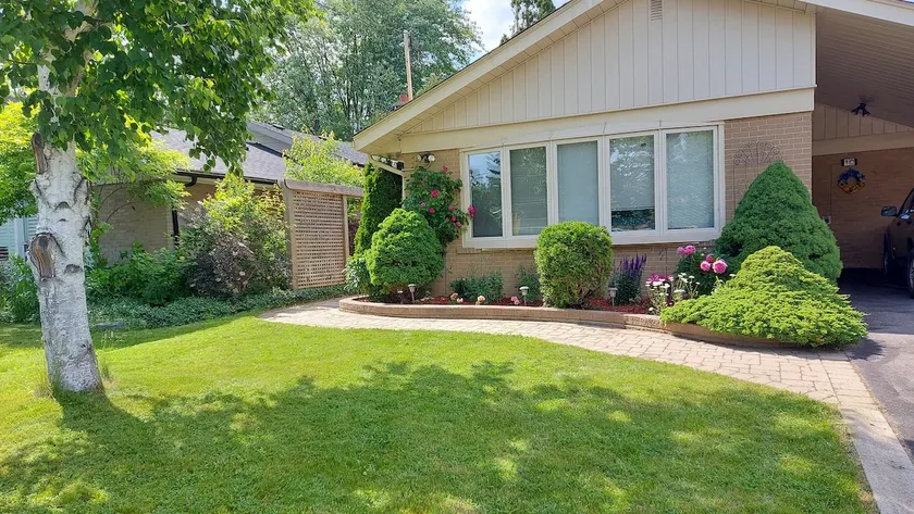 Private Apartment Close to Airport Toronto Pearson - Image 1