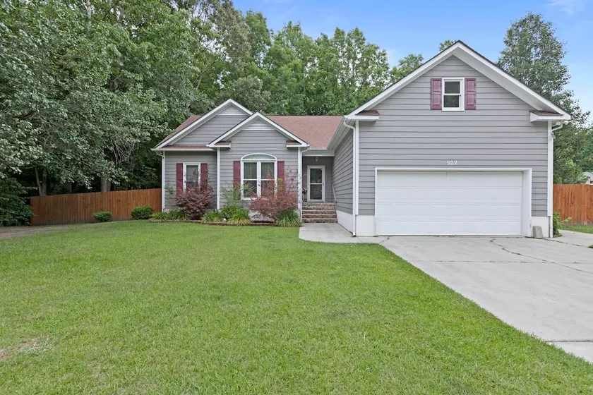 ✨BEAUTIFUL HOME WITH A FAMILY DEDICATED BACKYARD✨ - Image 1