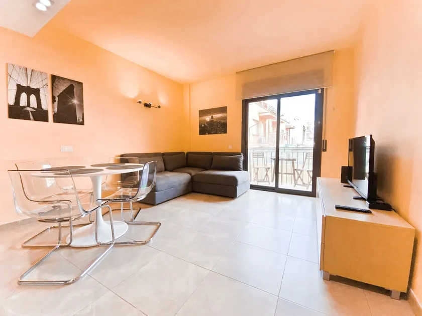 Downtown 2-bedroom apartment with balcony and air conditioning - Image 1