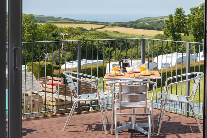 2 Bed Holiday Apartment in Cornwall - Image 1