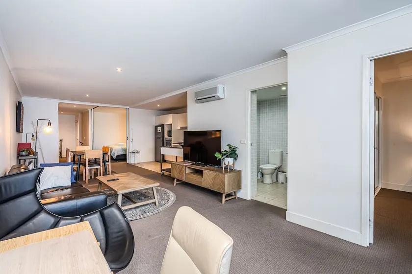Serene 2-Bed Hideaway on Northbourne Avenue - Image 1