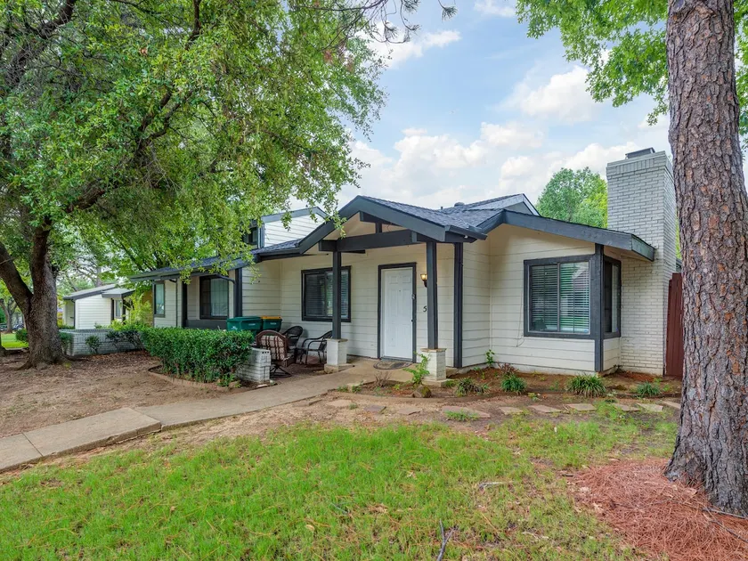 1 story duplex, 2 bedroom/2 bath (3 beds) - Image 1