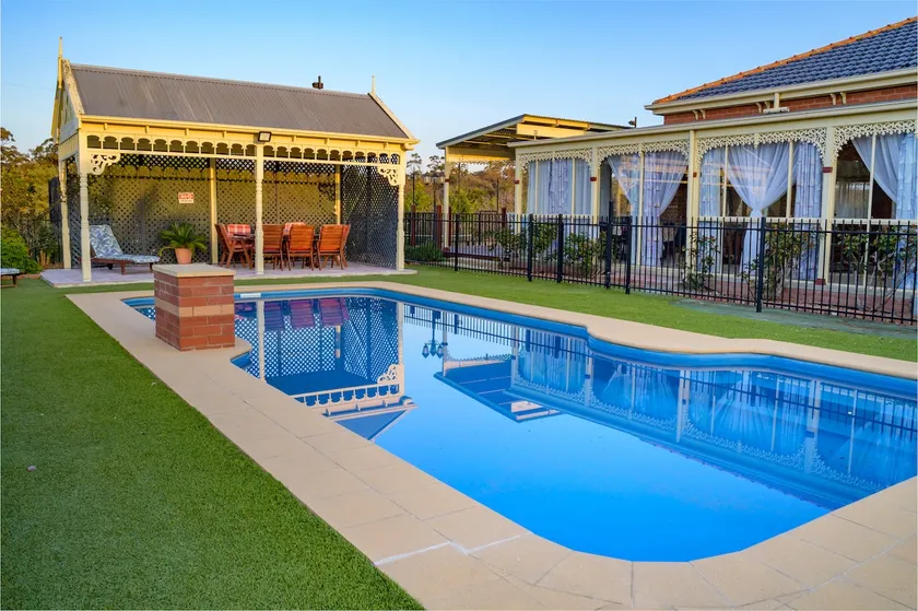 Lynton Park - 5brs, up to 10 guests, pool, tennis. - Image 1