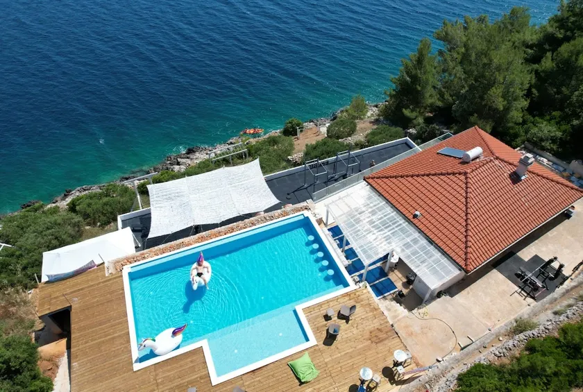 Lost Villa Hvar, seafront, infinity pool & gym - Image 1