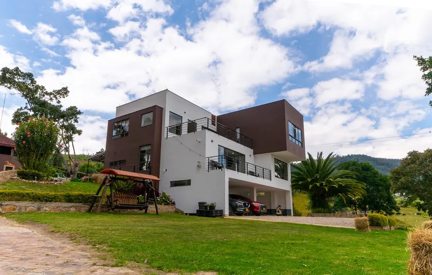 Modern house with a view of the village, Wi-Fi, and Directv. - Image 1
