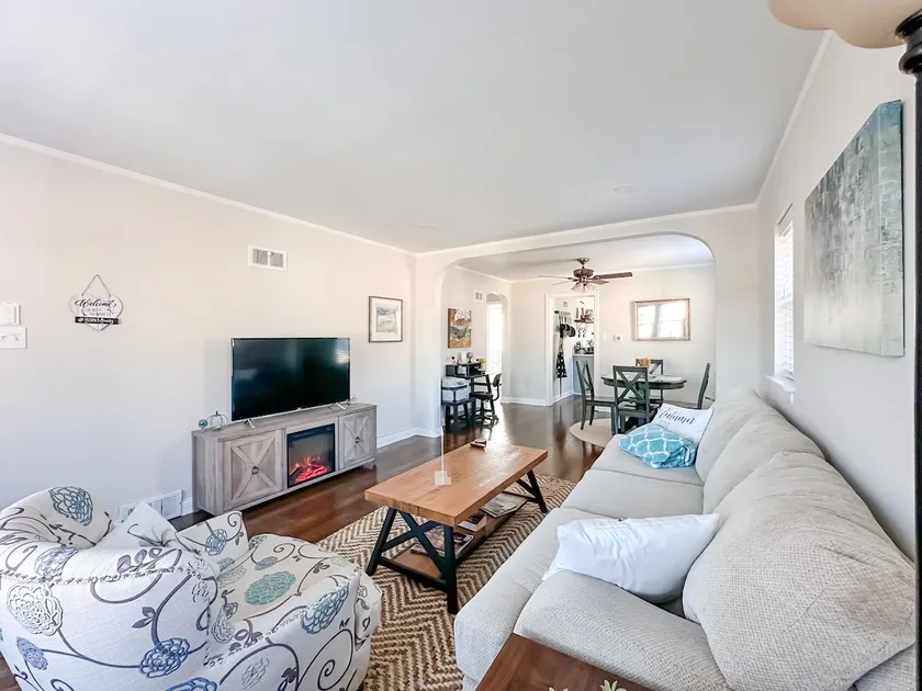 Stylish & Comfy Gem near Downtown~Balcony~Parking - Image 1
