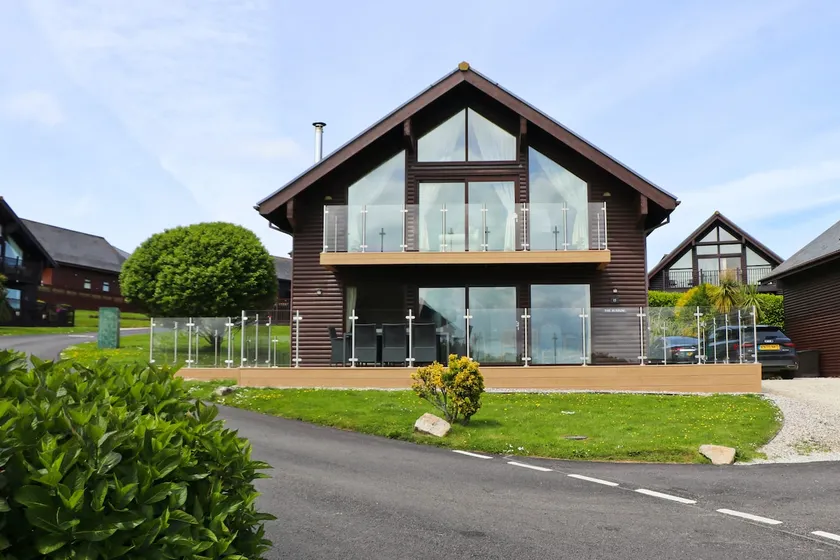 Four bedroom holiday lodge, on site watersports - Image 1