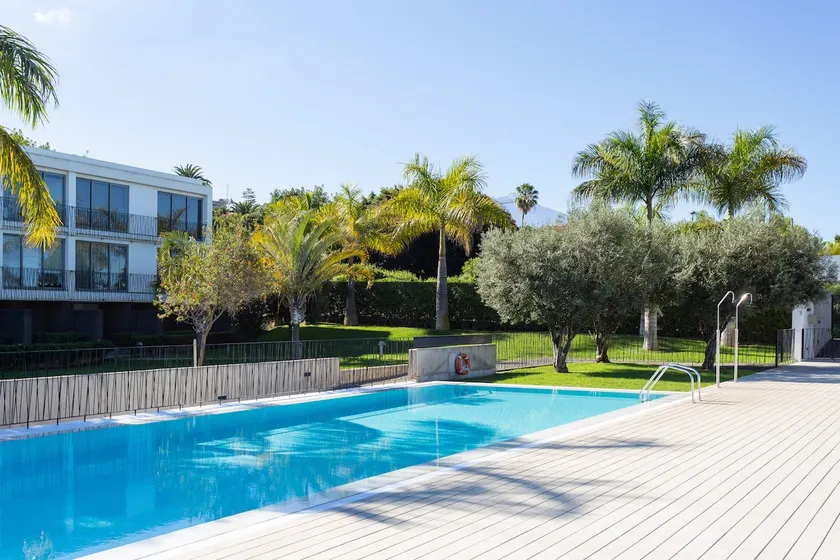 Vacker designer duplex med utsikt över havet och poolen. - Image 1