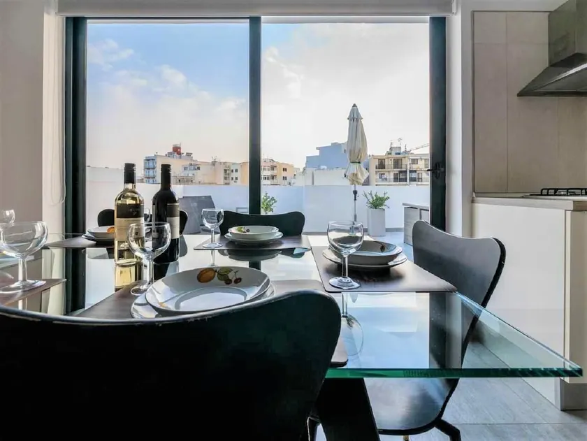 Luxury Penthouse with roof top & communal pool - Image 1