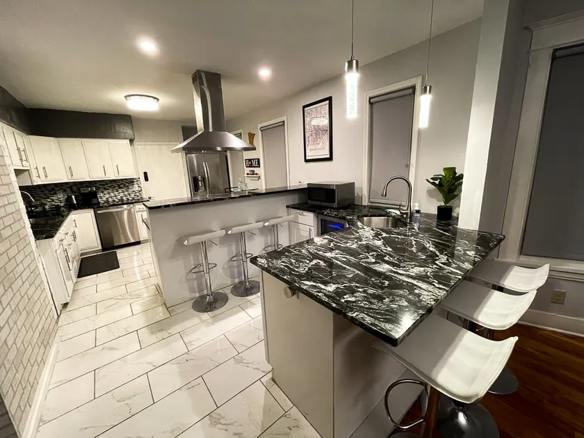 Entire Pleasant Mansion 9BR UT/DT By Lux Life - Image 1