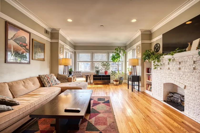 Huge Pet Friendly East Albany Park Apartment - Image 1