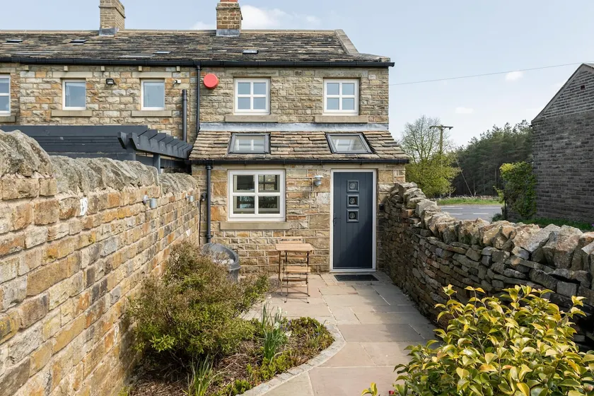 2 bedroom cottage with far reaching views: close to Holmfirth & Peak District - Image 1