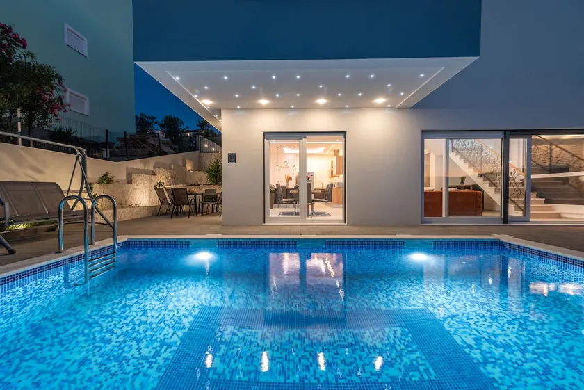 Luxury Villa SunStone top roof hot tub heated pool - Image 1