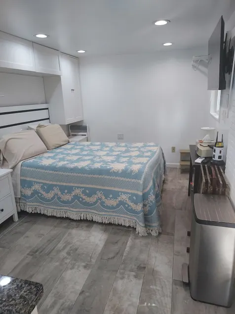 Private Apt with backyard - Image 1