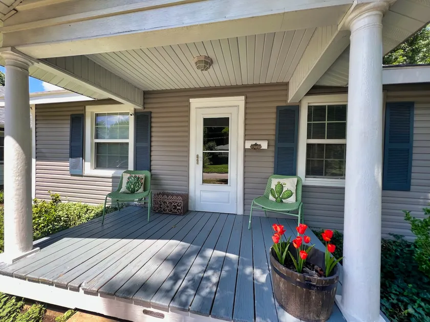 Charming & Historic Downtown Springfield Bungalow - Image 1