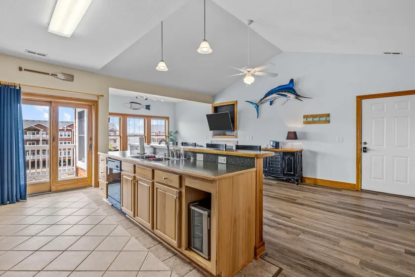 Top Floor Condo, Breathtaking Sound Views - Image 1